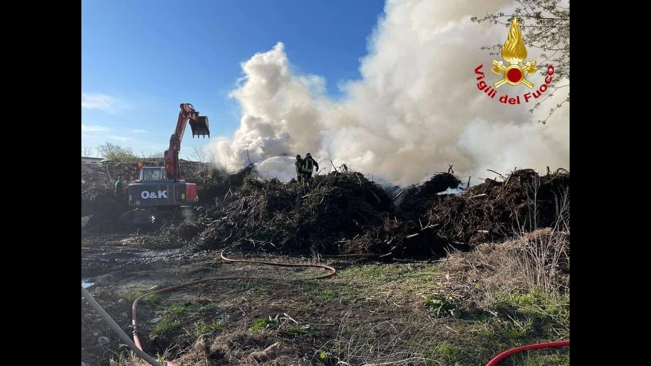 04 07 incendio - METEO: troppo FAVONIO, terreni secchissimi, SCOPPIANO INCENDI. Le immagini