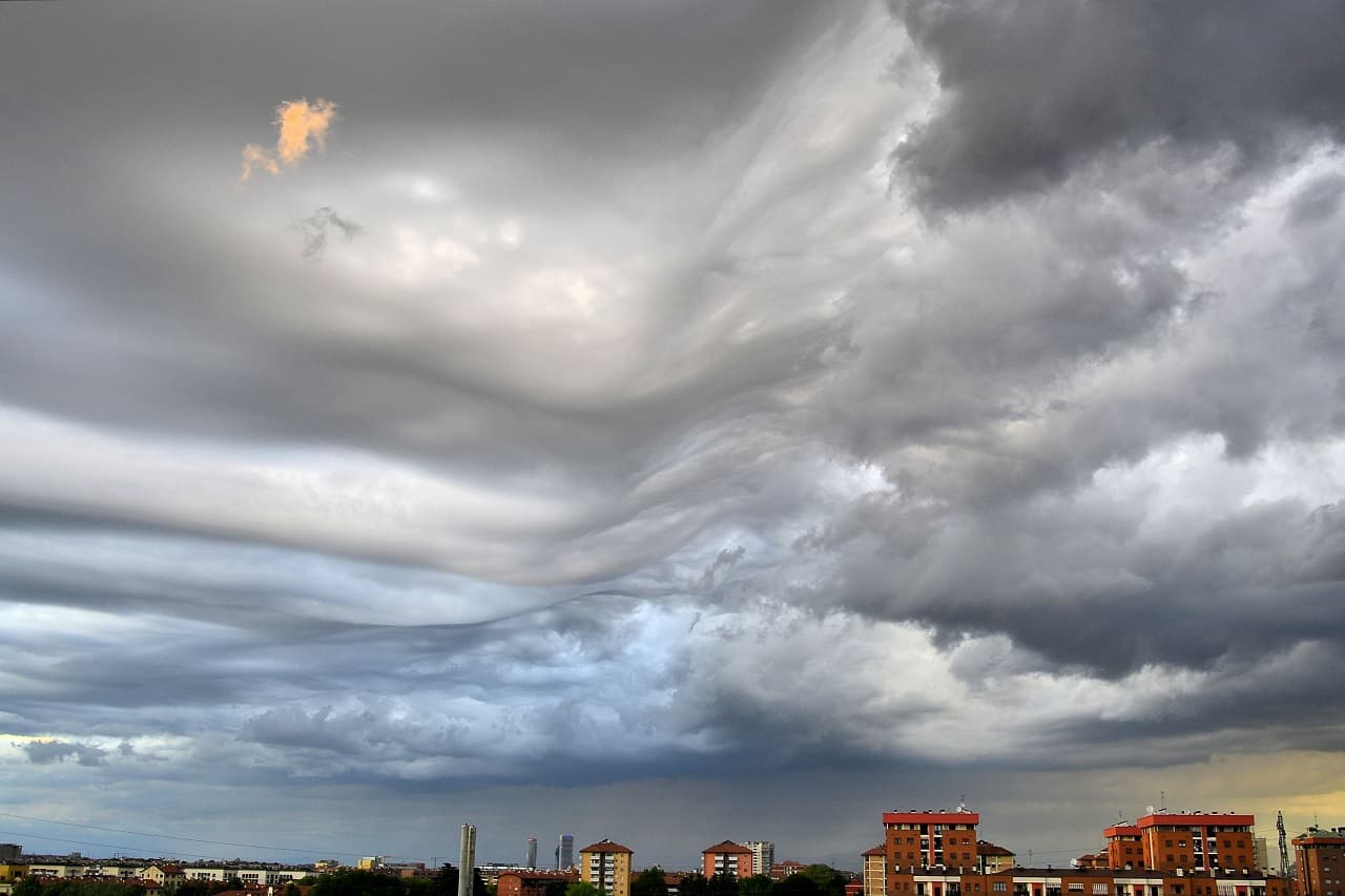 05 22 asperati 1 - METEO: un esempio di ASPERATUS ONDULATUS. Nubi rarissime