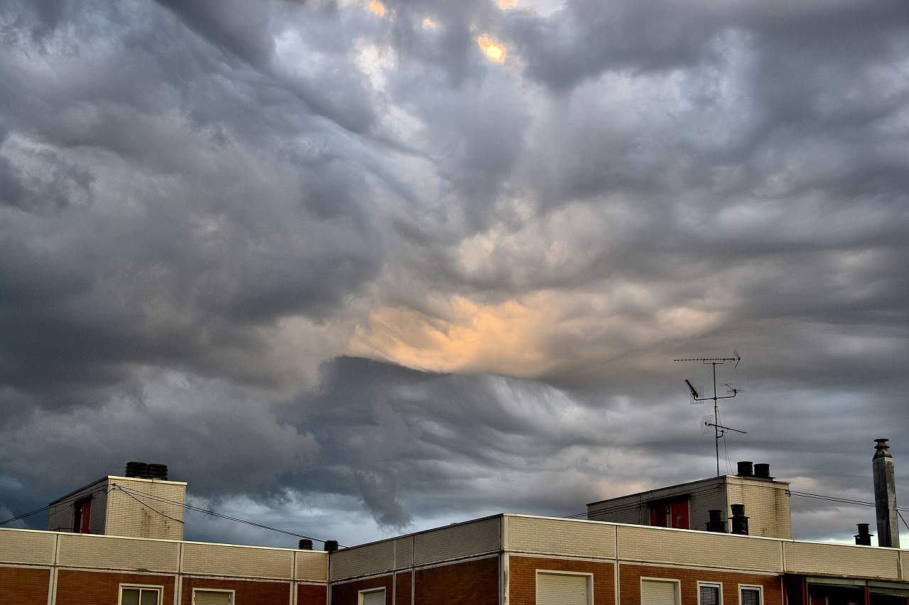 METEO: un esempio di ASPERATUS ONDULATUS. Nubi rarissime 05 22 asperati 2 - METEO: un esempio di ASPERATUS ONDULATUS. Nubi rarissime