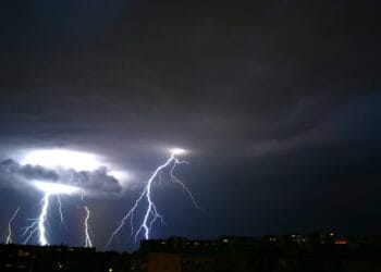 fulmini 350x250 - METEO DIDATTICA: il FAVONIO, o FOHN. Un classico VENTO LOMBARDO