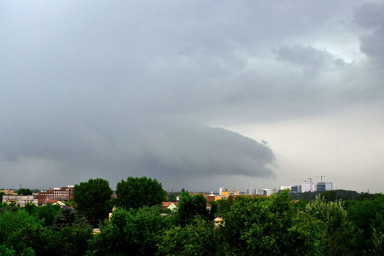 07 08 foto supercella 1 - METEO: STORICA GRANDINATA a Milano Sud. IMMAGINI INQUIETANTI!