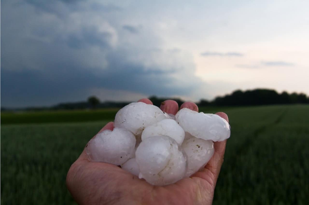 07 08 grandine 1 - METEO: STORICA GRANDINATA a Milano Sud. IMMAGINI INQUIETANTI!