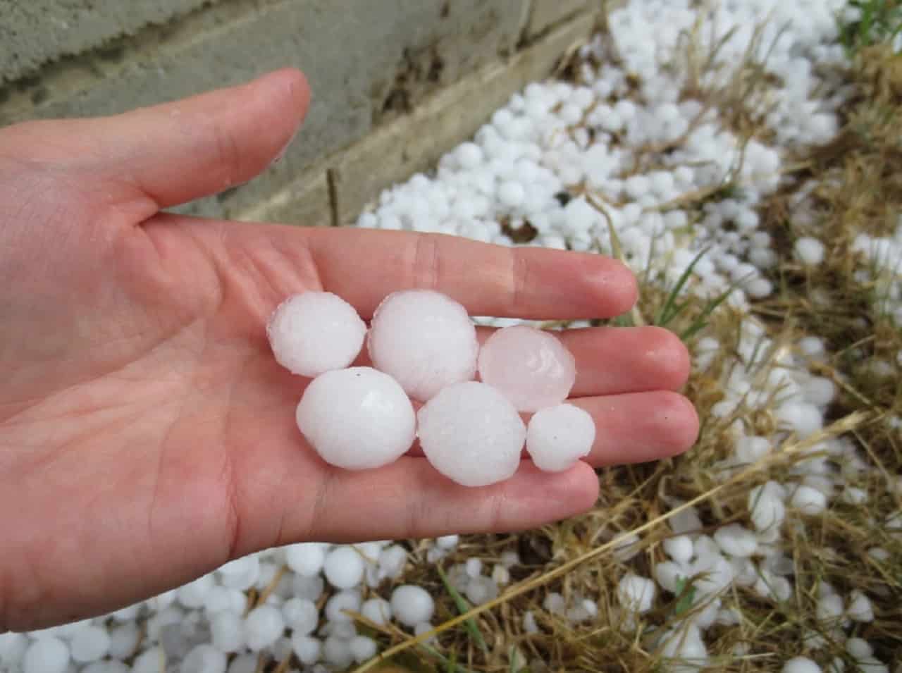 07 08 grandine 2 - METEO: STORICA GRANDINATA a Milano Sud. IMMAGINI INQUIETANTI!