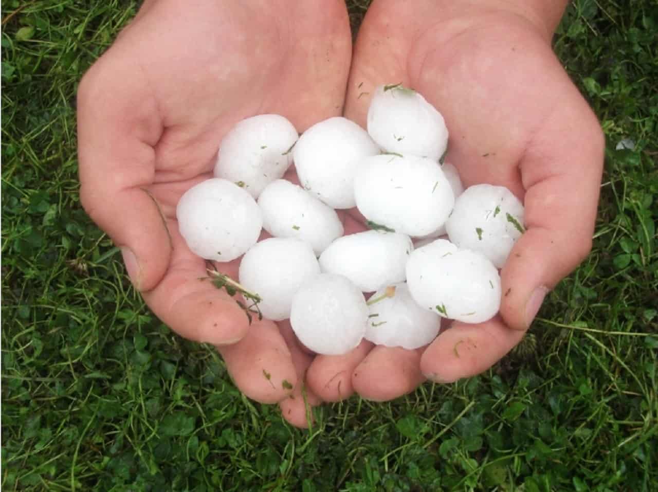 07 08 grandine 3 - METEO: STORICA GRANDINATA a Milano Sud. IMMAGINI INQUIETANTI!