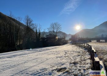 Valsassina, con fondovalle con gelo e residui di neve.