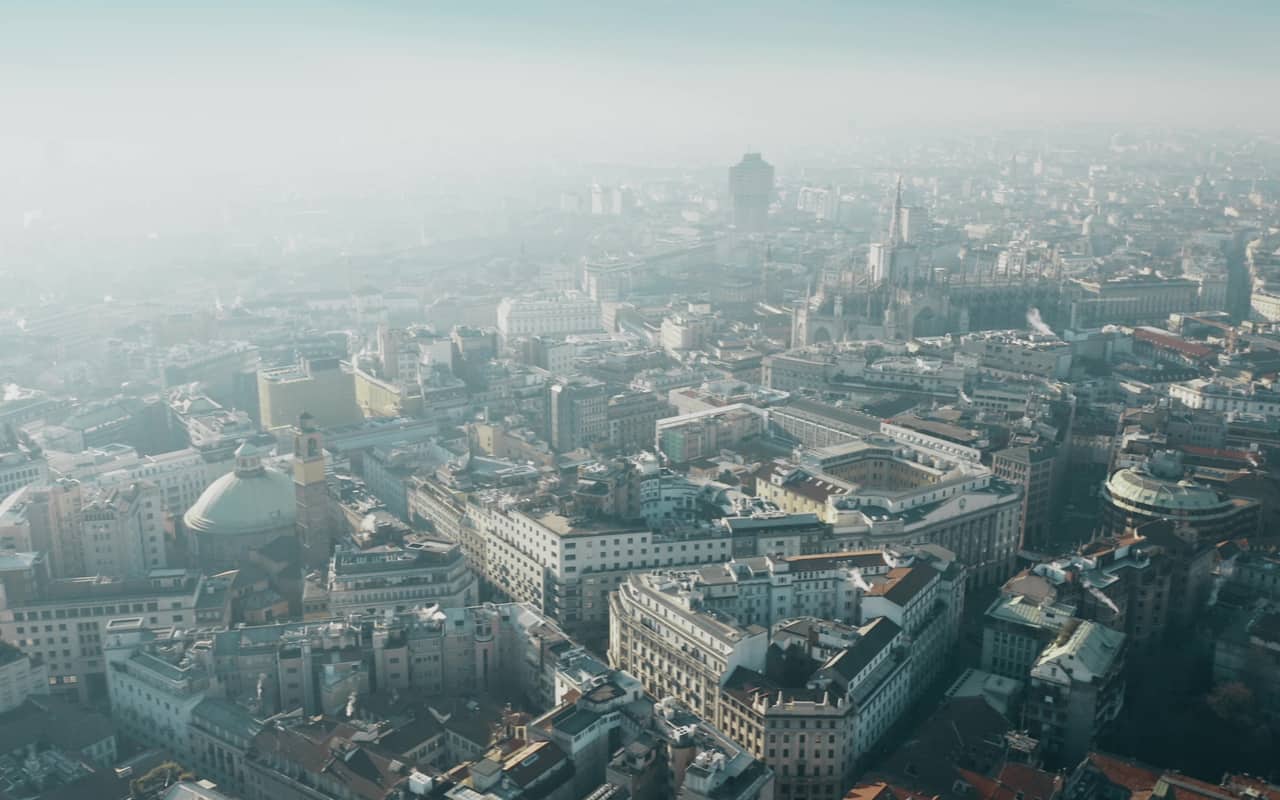 Milano in una bella giornata di sole invernale. La foschia è quasi perenne, e cela la presenza di smog.