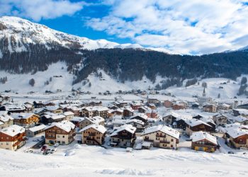 Livigno, il comune più elevato della Lombardia sotto la neve.